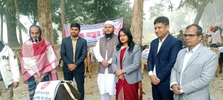 আলফাডাঙ্গায় জেলেদের বিকল্প কর্মসংস্থানের জন্য বকনা বাছুর বিতরণ।