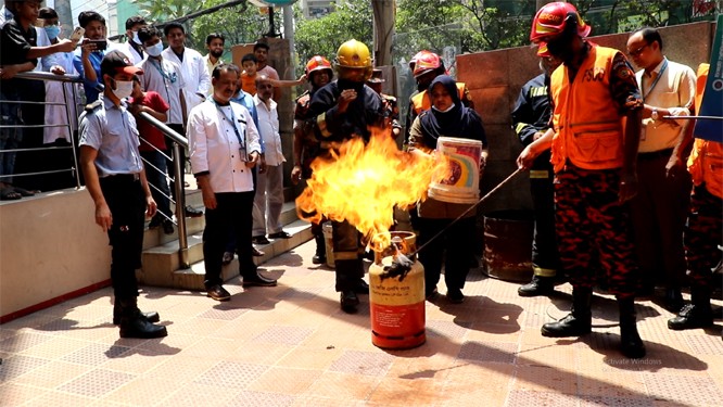 বিআরবি হসপিটালে অগ্নি নির্বাপন মহড়া সফলভাবে সম্পন্ন ।