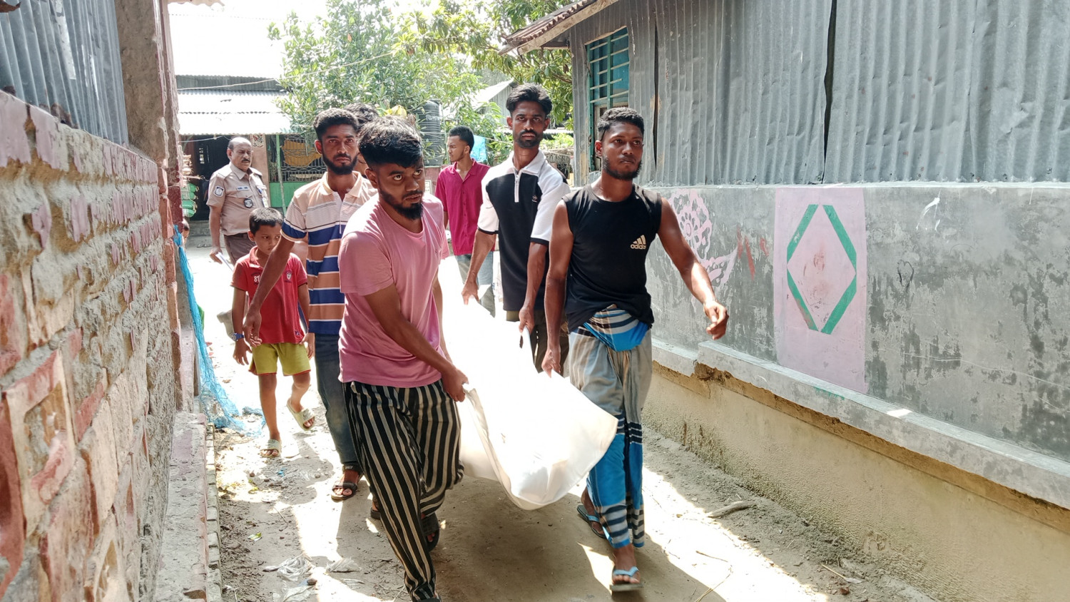 বোয়ালমারীতে গলায় ফাঁস দিয়ে যুবকের আত্মহত্যা
