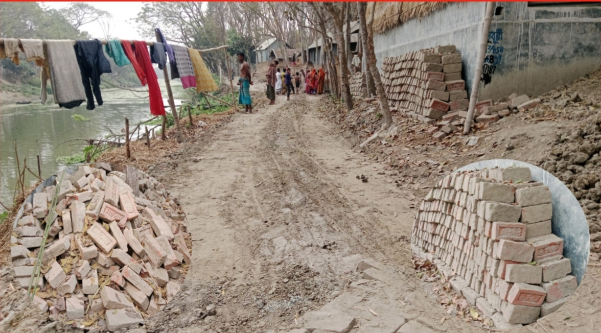 বোয়ালমারীতে রাস্তার ইট তুলে অবৈধভাবে মাটি বহনের অভিযোগ