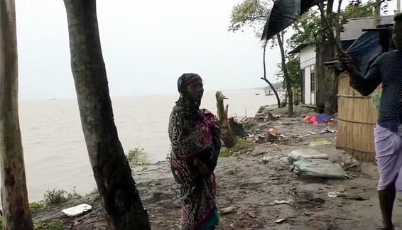 আগ্রাসী পদ্মায় মুন্সীগঞ্জে বিলীন হচ্ছে বাড়িঘর