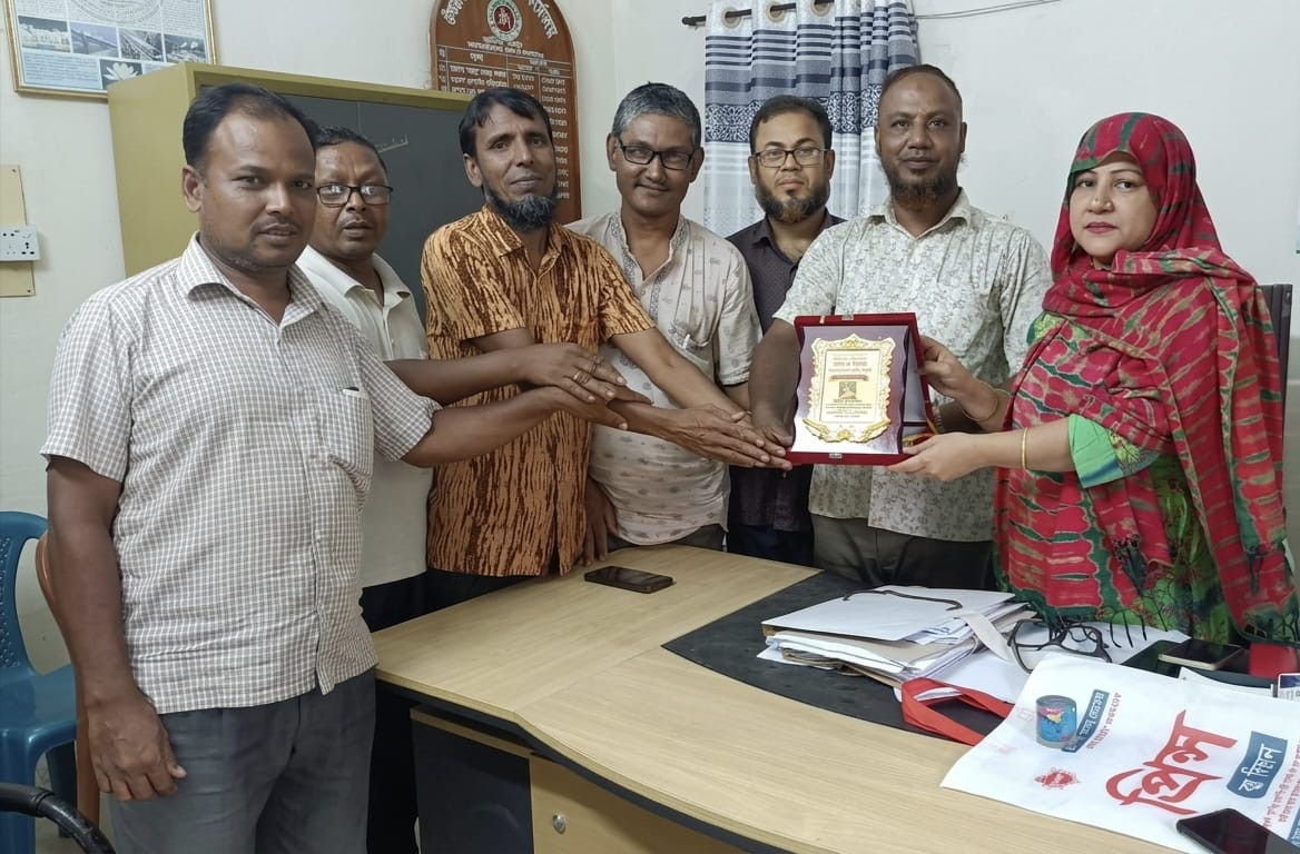 আমরা'৯৬ বন্ধু কাউনিয়া উপজেলা খাদ্য নিয়ন্ত্রক কে ক্রেষ্ট প্রদান