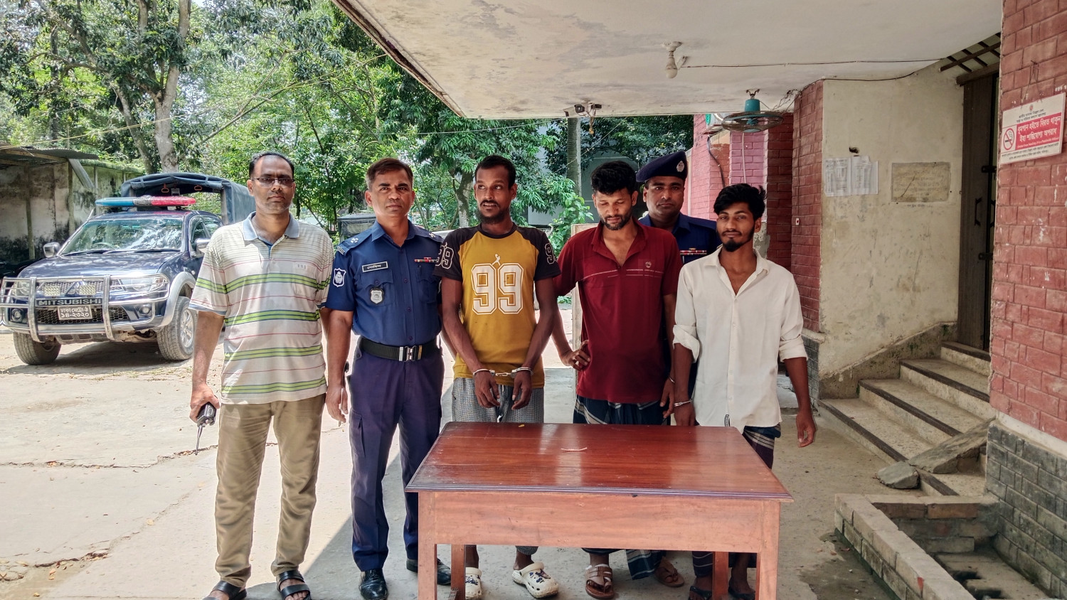 বোয়ালমারীতে মাদকসহ আটক ৩, ভ্রাম্যমাণ আদালতে নারীর ৩ মাসের কারাদণ্ড