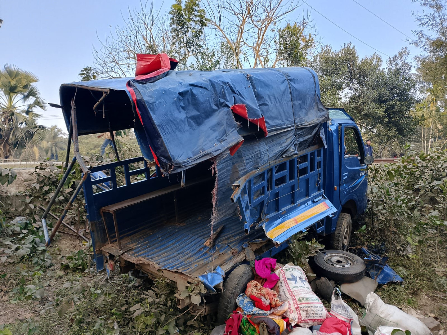 বোয়ালমারীতে শ্রমিকবাহী পিকআপে ট্রেনের ধাক্কায় নিহত ৩, আহত অন্তত ৯