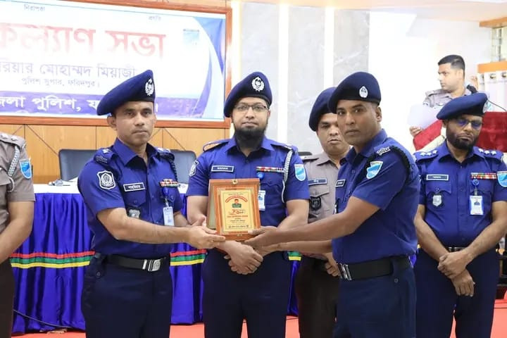 নগরকান্দার কনস্টেবল মোশারফ হোসেনকে জেলা পুলিশের সম্মাননা