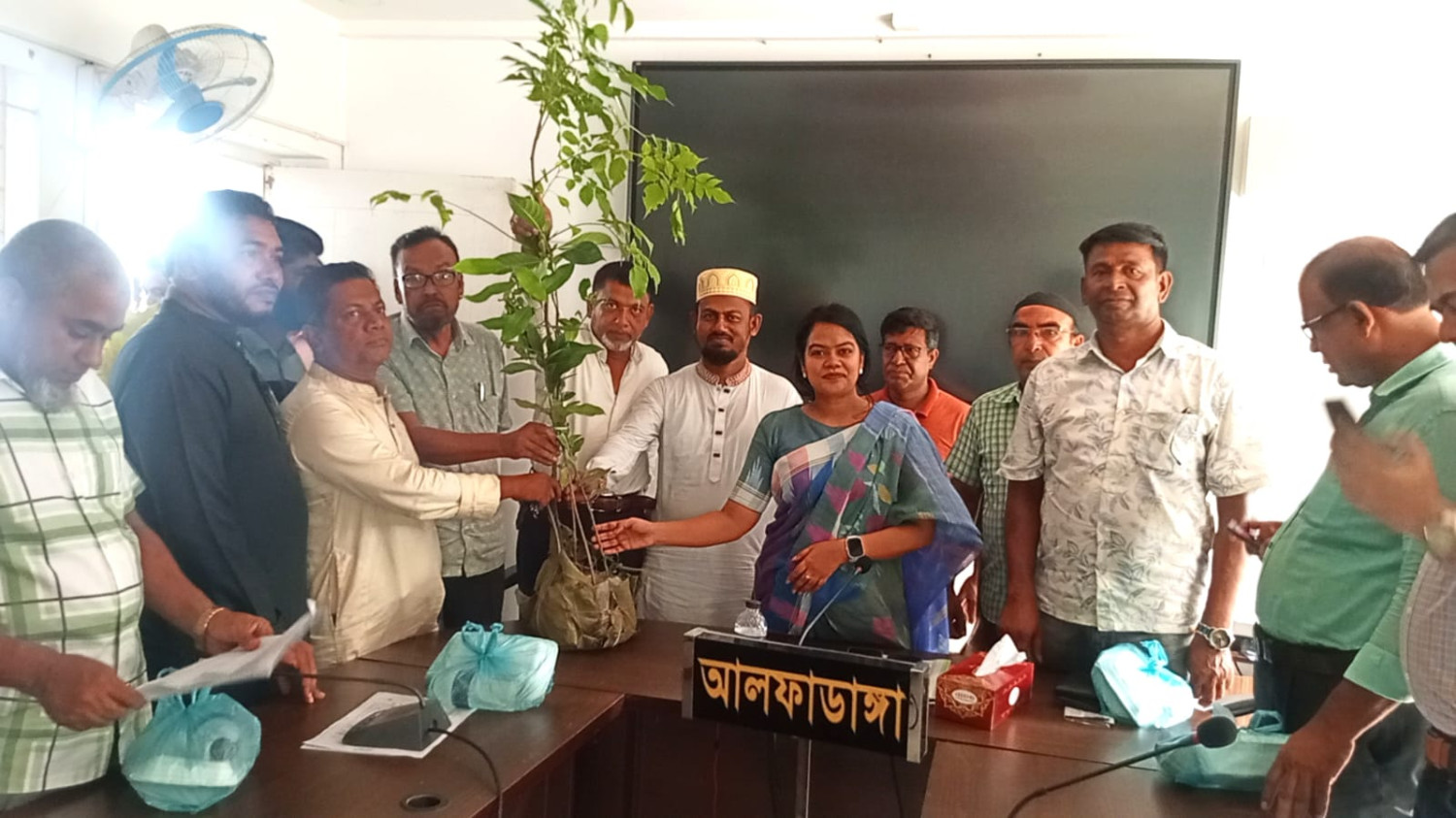 বৃক্ষরোপণ কর্মসূচির অংশ হিসেবে আলফাডাঙ্গায় বিনামূল্যে গাছ বিতরণ