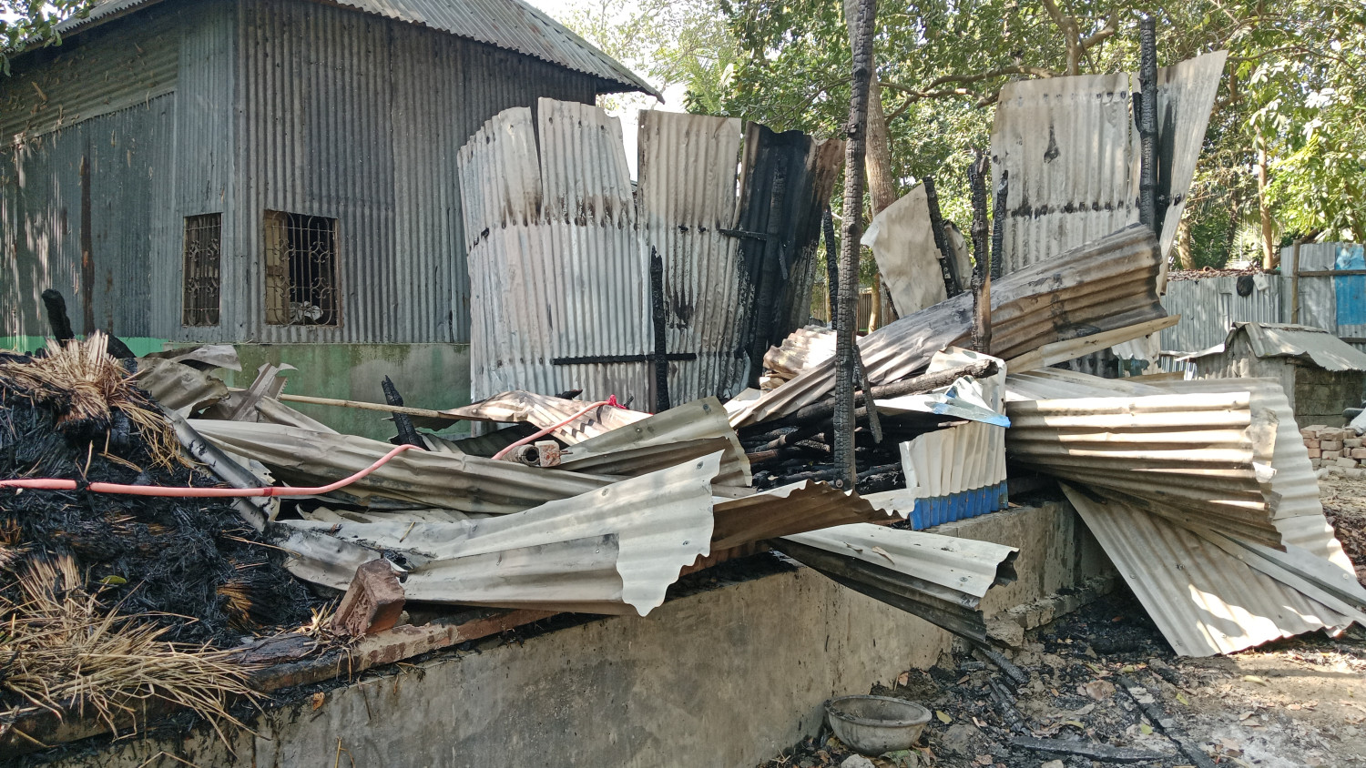 ফরিদপুর-১ আসনে স্বতন্ত্র প্রার্থী ফুটবলে ভোট না দিয়ে ধানের শীষে ভোট দেয়া সমর্থকদের বাড়ি ভাঙচুর অগ্নিসংযোগ করার অভিযোগ জিহাদ গংদের বিরুদ্ধে