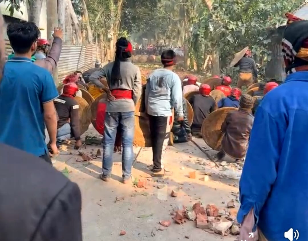 ফরিদপুরে দেশীয় অস্ত্র, ঢাল ও সড়কি নিয়ে ৪ ঘণ্টার সংঘর্ষ, নারী-পুরুষসহ আহত অন্তত ২৫ জন