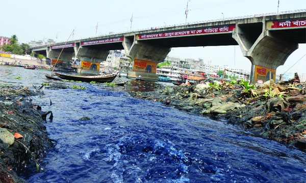 চলছে নদী দূষণ