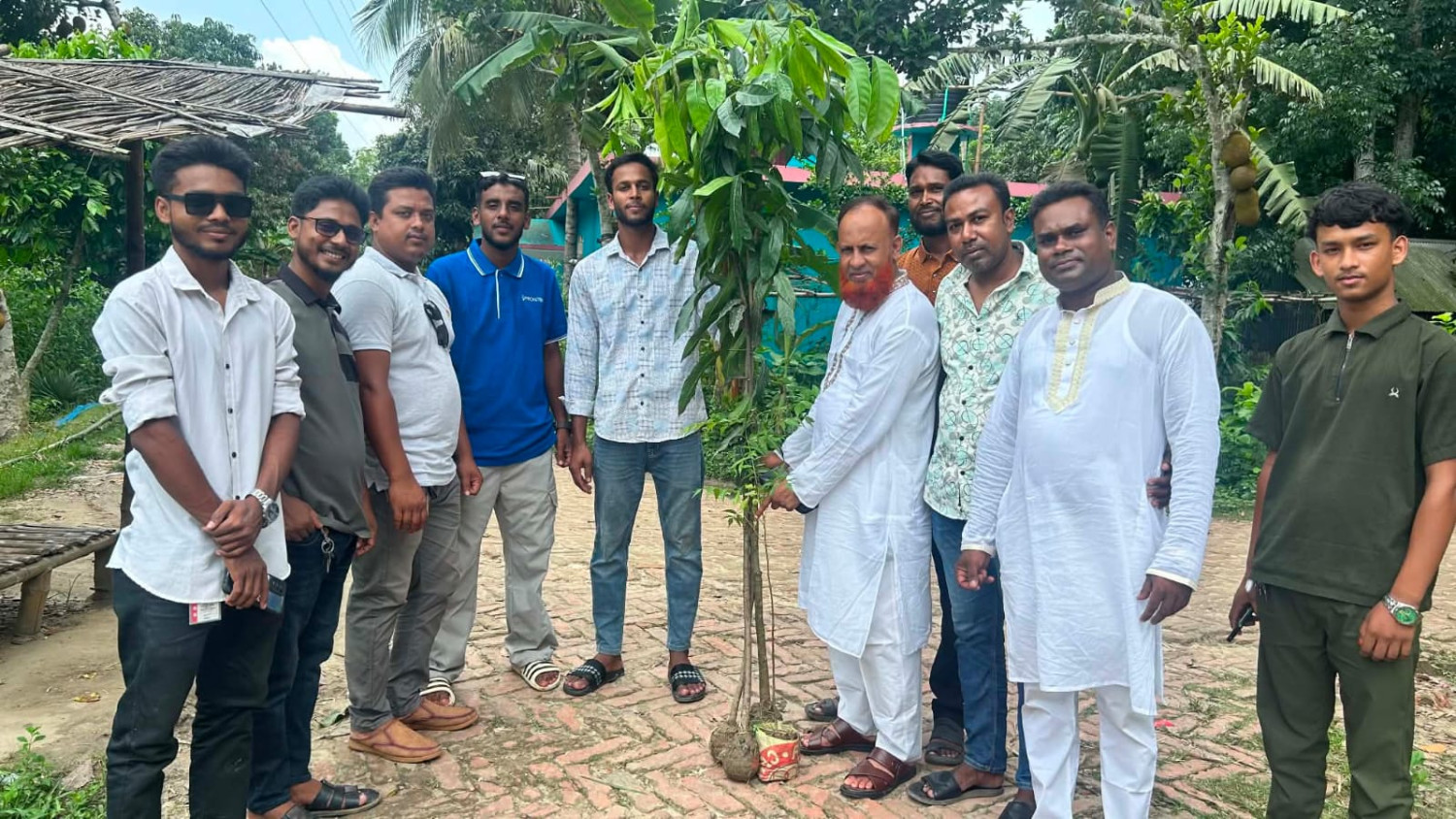 বিশ্ব পরিবেশ দিবসে সালথায় নবজাতক পরিবারের মাঝে সুজনের গাছের চারা বিতরণ