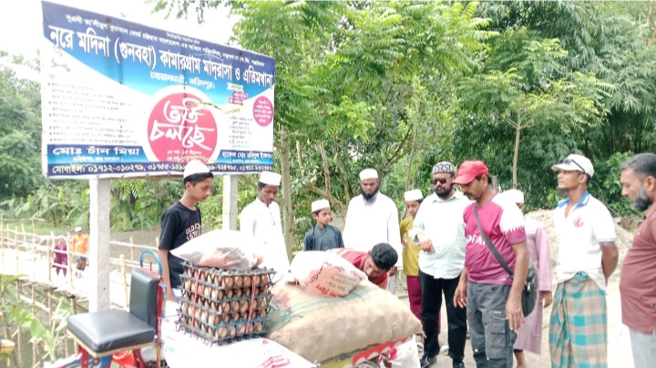 নিজস্ব অর্থায়নে মানবসেবার অনন্য দৃষ্টান্ত: বোয়ালমারীর দুই মাদরাসায় জুলাই মাসের খাবার বিতরণ করল আমিনা মামুন ফাউন্ডেশন