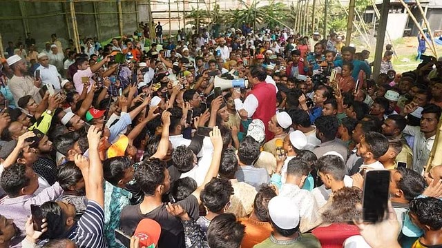 গাজীপুরে জায়েদার বাড়ি ঘিরে জাহাঙ্গীর-সমর্থকদের উৎসব