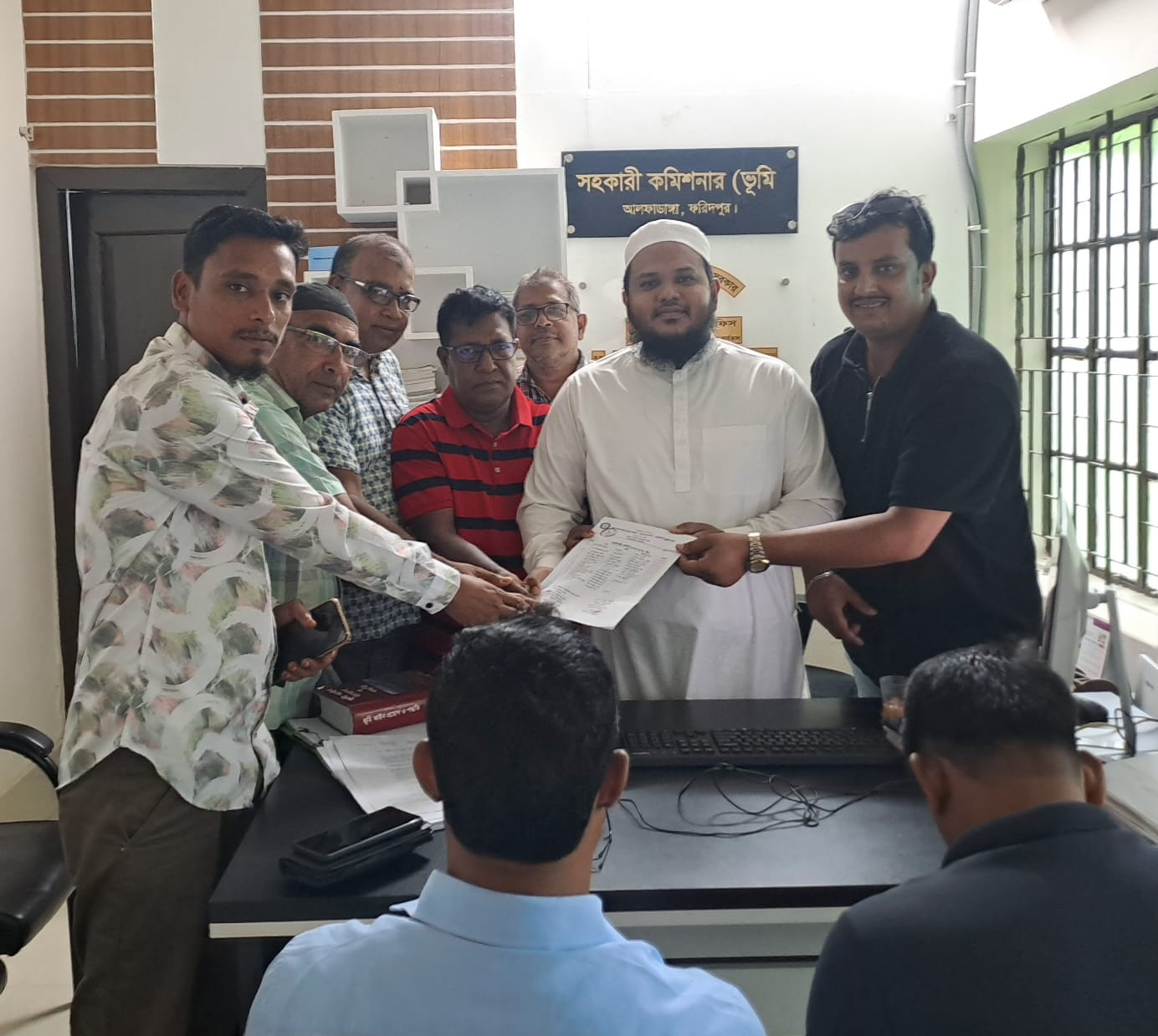 আলফাডাঙ্গায় নির্বাহী ম্যাজিস্ট্রেট ও বিভিন্ন দপ্তরের কর্মকর্তাদের সঙ্গে সৌজন্য সাক্ষাৎ করলেন মডেল প্রেসক্লাবের নেতৃবৃন্দ৷