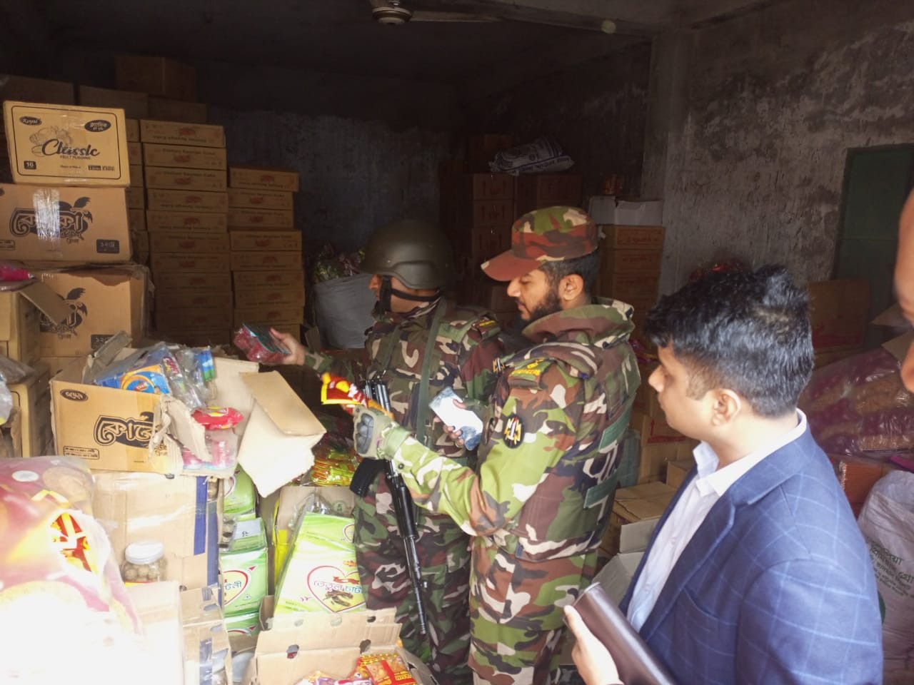 যৌথবাহিনী ও প্রশাসনের বিশেষ অভিযানে বোয়ালমারীতে ভেজাল ও অস্বাস্থ্যকর খাদ্য কারখানা সিলগালা, জরিমানা ও পণ্য ধ্বংস