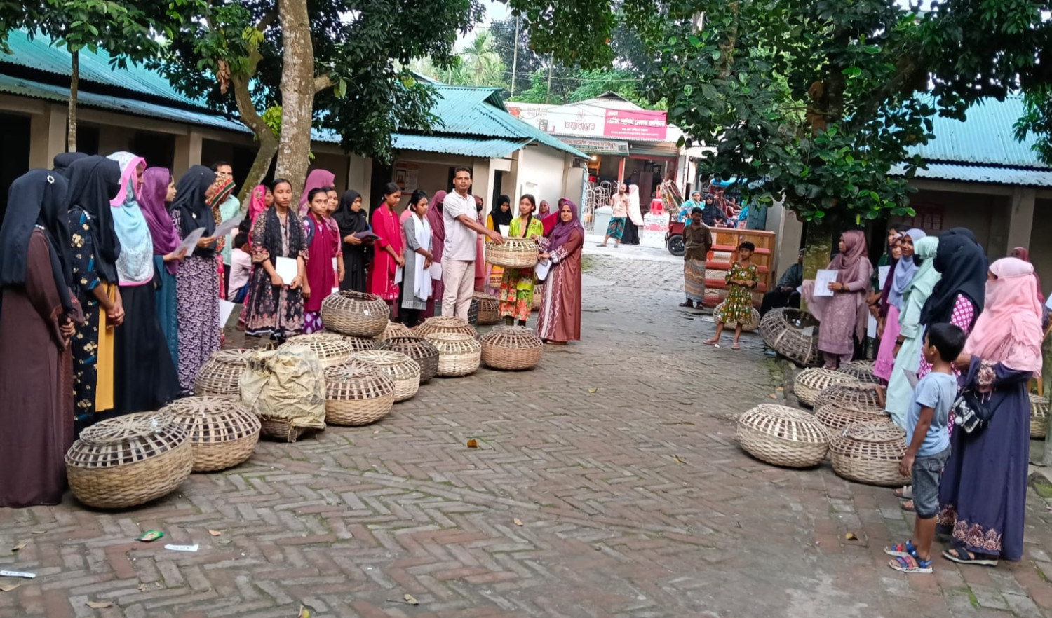 কাউনিয়ায় কিশোরীদের মাঝে হাঁস-মুরগি ও নগদ টাকা প্রদান
