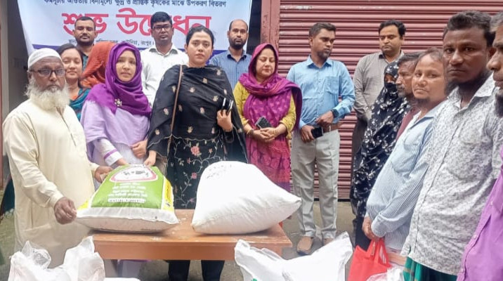 কাউনিয়া কৃষকদের মাঝে বীজ ও রাসায়নিক সার প্রদান