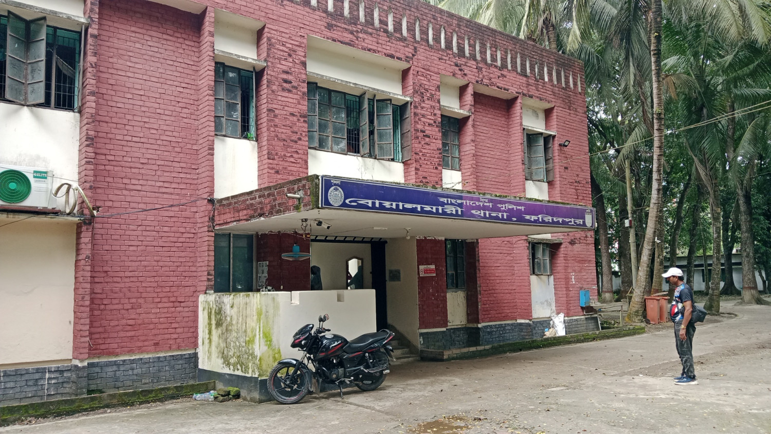 ফুচকা খাওয়া নিয়ে বোয়ালমারীতে দুই পক্ষের সংঘর্ষ