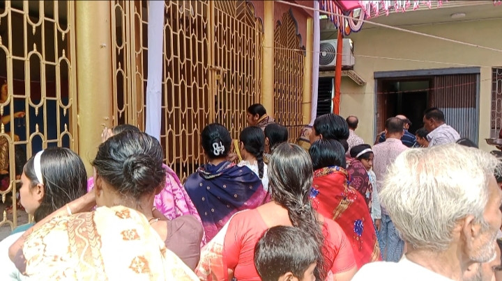 বোয়ালমারীতে বিশ্বকর্মা পূজায় সুবাস সাহার বাড়িতে ভক্তদের উপচে পড়া ভিড়
