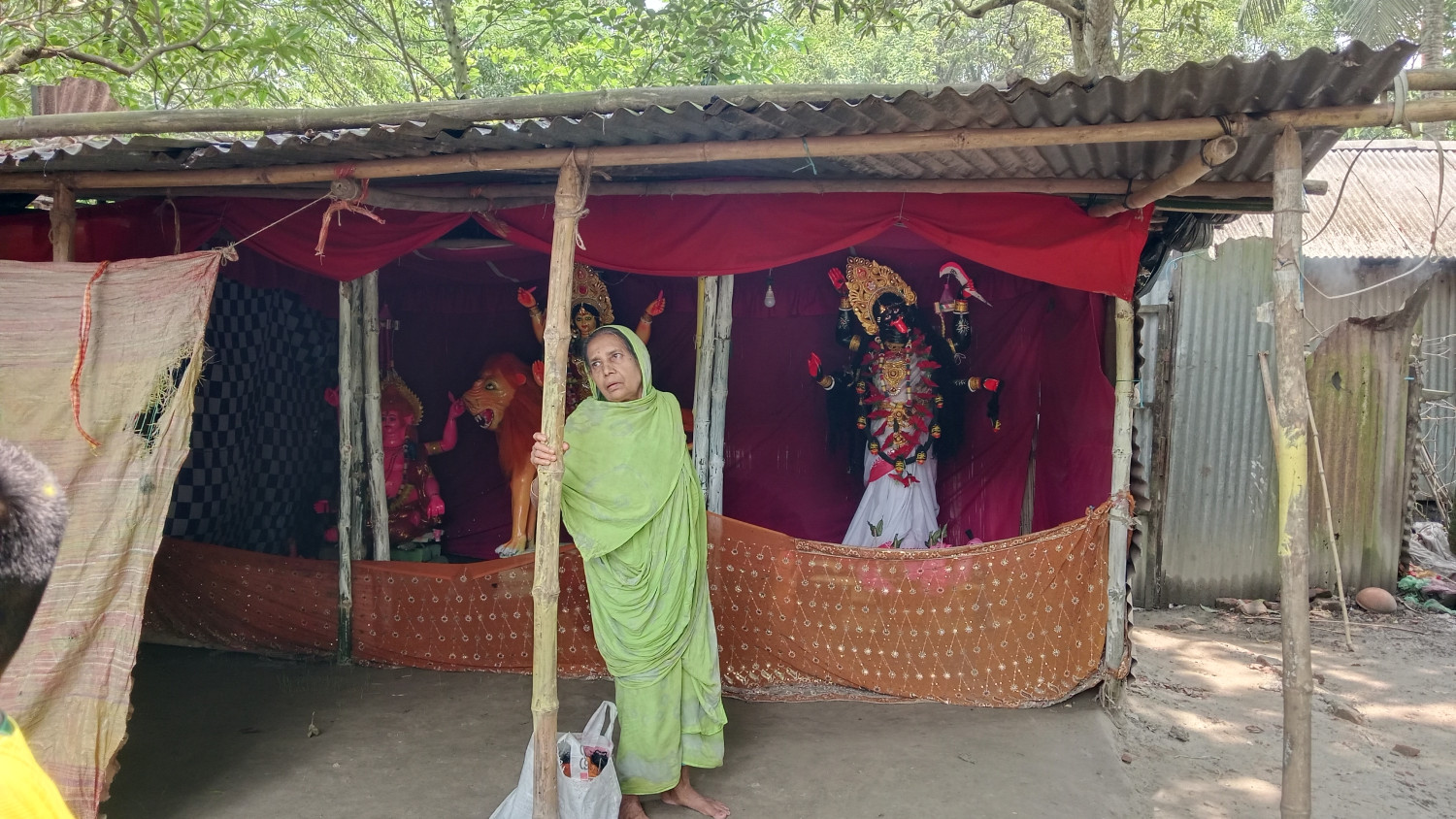 বোয়ালমারীতে কালী প্রতিমা ভাঙচুর, চুল মাথায় নিয়ে বাজারে ঘুরছিল মানসিক প্রতিবন্ধী নারী