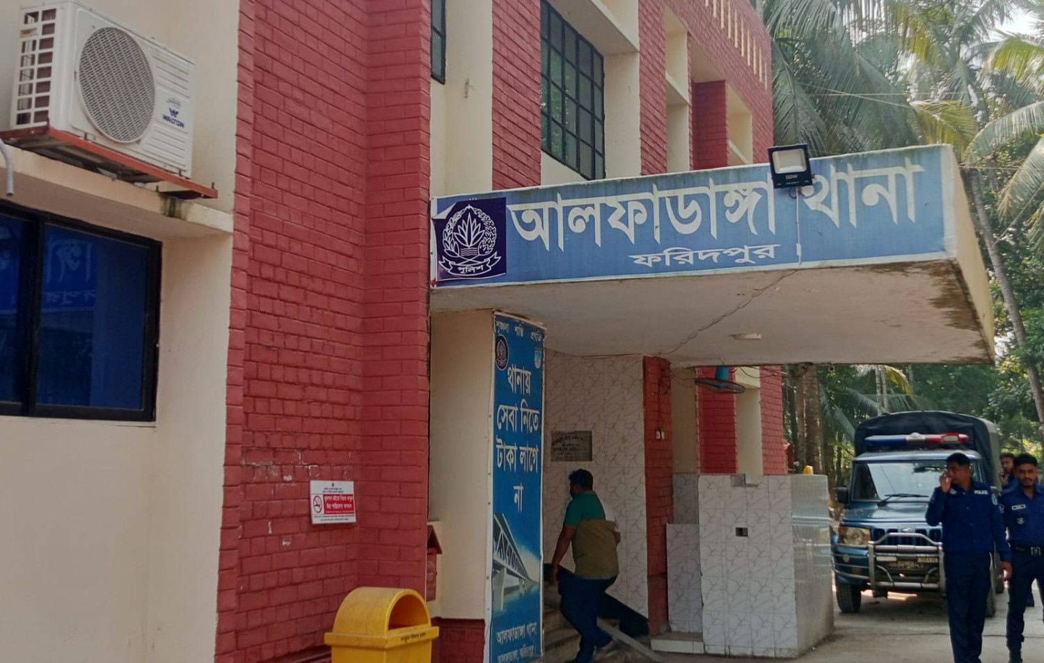 আলফাডাঙ্গায় গৃহবধূর ঝুলন্ত লাশ উদ্ধার, পরিবারের দাবি হত্যা; ঘটনার পর থেকে স্বামী পলাতক
