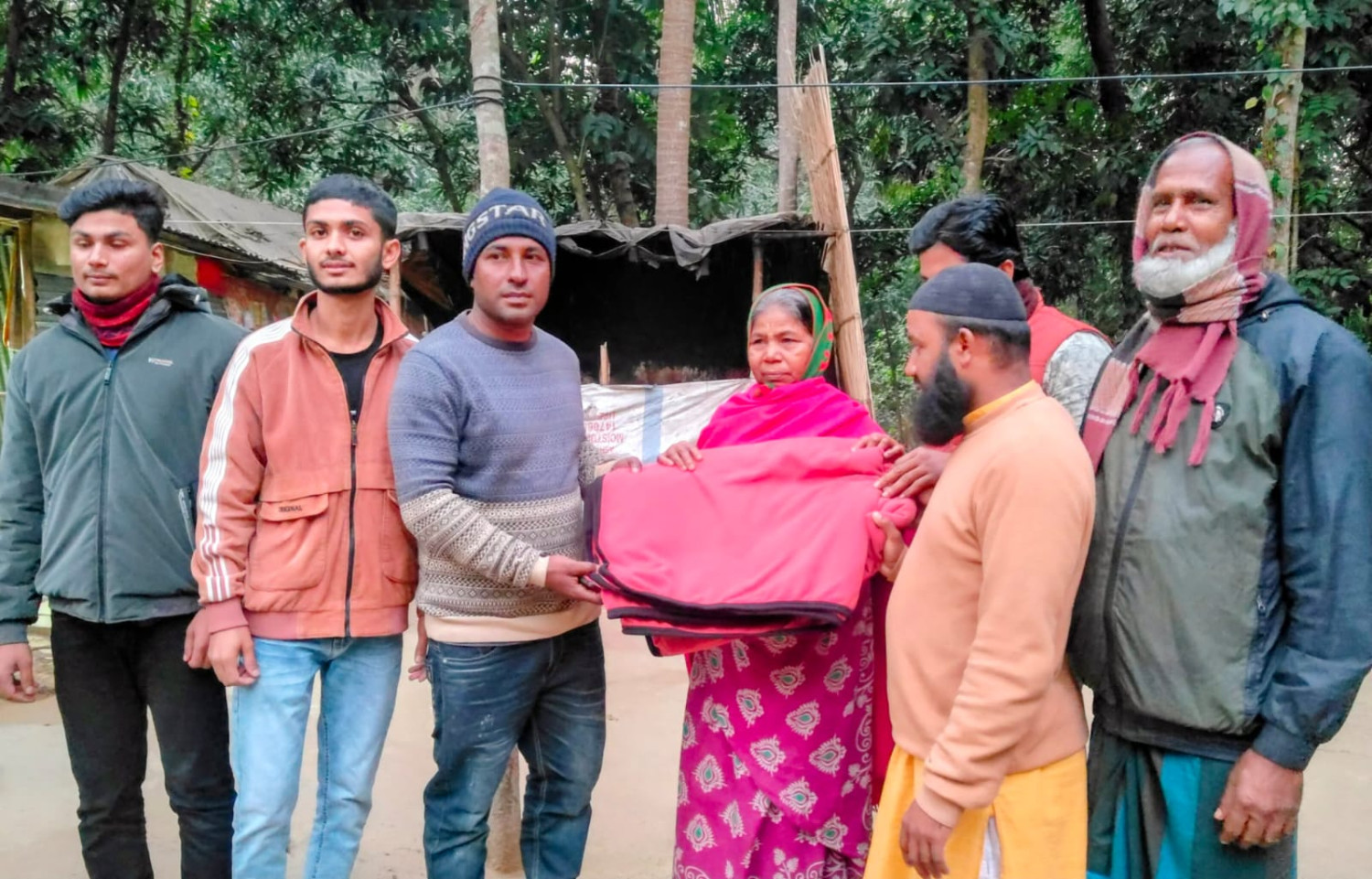 ছাত্রদলের সহযোগিতায় উষ্ণতা পেল সালথার শীতার্ত  অসহায় মানুষ