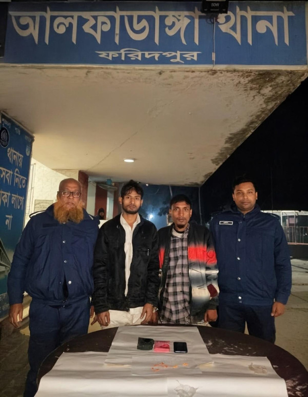 ফরিদপুর আলফাডাঙ্গা উপজেলার খায়ের হাঠ শিকদার পাড়া এলাকায় যৌথ অভিযানে মাদক ব্যবসায়ী আটক, ৩০ পিস ইয়াবা ট্যাবলেট উদ্ধার