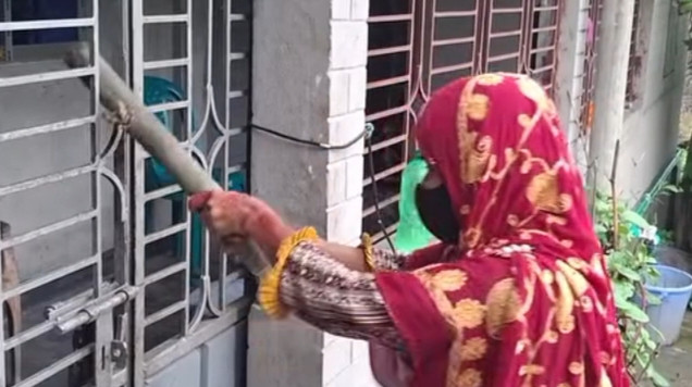 দুই সন্তানের জননীর বিয়ের দাবিতে প্রেমিকের বাড়িতে অবস্থান, বাড়িতে তালা ঝুলিয়ে প্রেমিকের পরিবারের সরে যাওয়ার অভিযোগ
